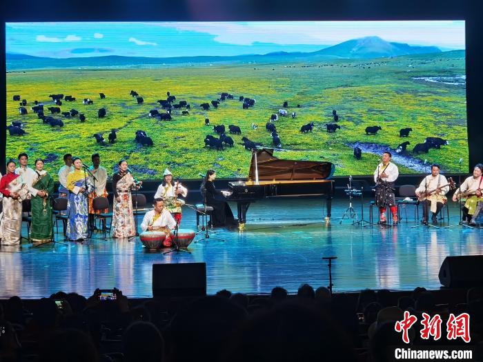 圖為演出現(xiàn)場(chǎng)?！∨擞隄?攝
