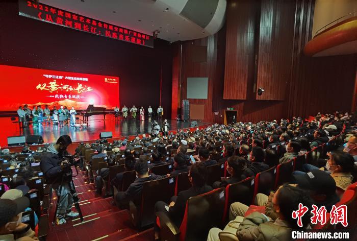 圖為演出現(xiàn)場(chǎng)?！∨擞隄?攝