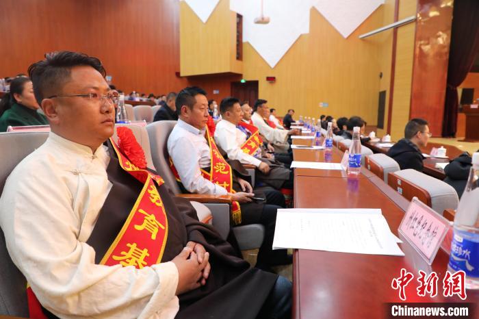 圖為玉樹州民族團(tuán)結(jié)進(jìn)步創(chuàng)建工作推進(jìn)會(huì)現(xiàn)場(chǎng)?！『F龍 攝