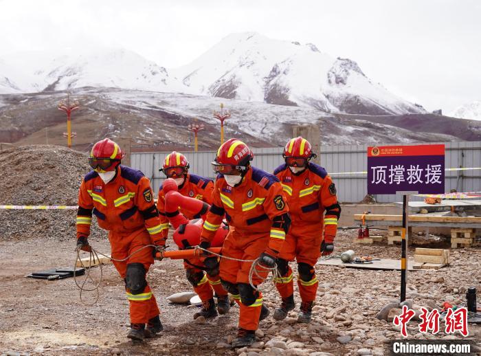 圖為地震實戰(zhàn)拉動現(xiàn)場，參演人員正在轉(zhuǎn)移受傷人員?！∮駱湎拦﹫D