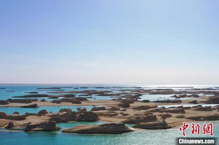 航拍青海大柴旦烏素特水上雅丹奇特景觀?！●R銘言 攝