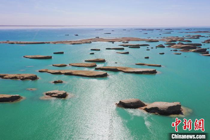 航拍青海大柴旦烏素特水上雅丹奇特景觀。　馬銘言 攝