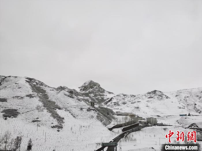 圖為青海省東南部的青沙山區(qū)域銀裝素裹?！?zhí)砀?攝