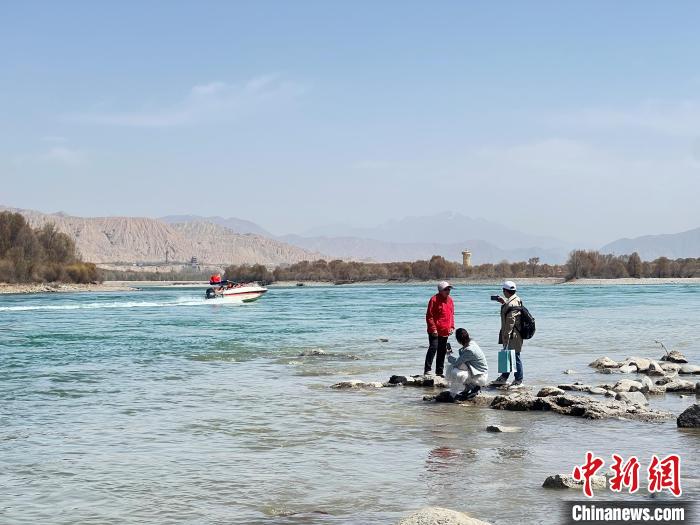 圖為游客在黃河岸畔游玩，并與黃河合影留念?！∑钤鲚?攝