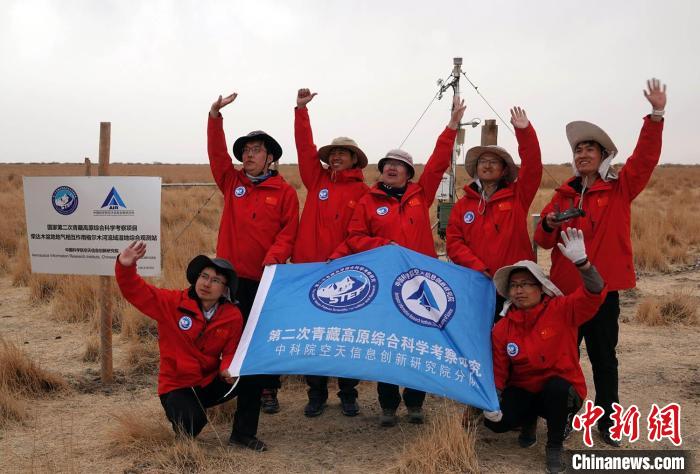 經(jīng)過不懈努力，格爾木濕地站終于建成，第二次青藏科考中科院空天院分隊(duì)向航拍無人機(jī)揮手合影?！?lt;a target='_blank' href='/'><p  align=