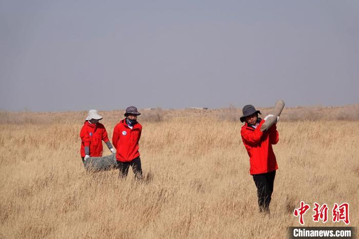 格爾木濕地站建設(shè)過程中，第二次青藏科考中科院空天院分隊(duì)隊(duì)員化身搬運(yùn)工，在高原上開展體力勞動(dòng)?！?lt;a target='_blank' href='/'><p  align=