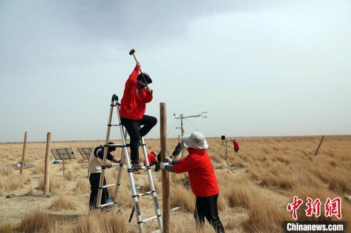 格爾木濕地站建設(shè)過程中，第二次青藏科考中科院空天院分隊(duì)隊(duì)員揮錘安裝防護(hù)欄?！?lt;a target='_blank' href='/'><p  align=