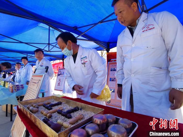 圖為青海省循化縣的國家級(jí)非遺項(xiàng)目尤闕療法的器械展示?！?zhí)砀?攝
