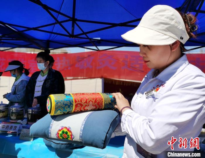 圖為青海省互助縣的中藥枕頭?！?zhí)砀?攝