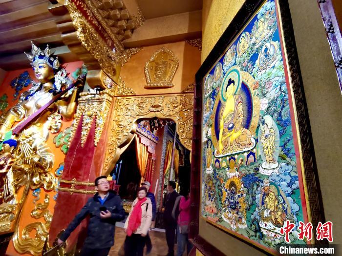 圖為仁俊畫院內(nèi)的唐卡?！?zhí)砀?攝