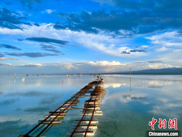 圖為茶卡鹽湖景區(qū)風光?！⒀?攝
