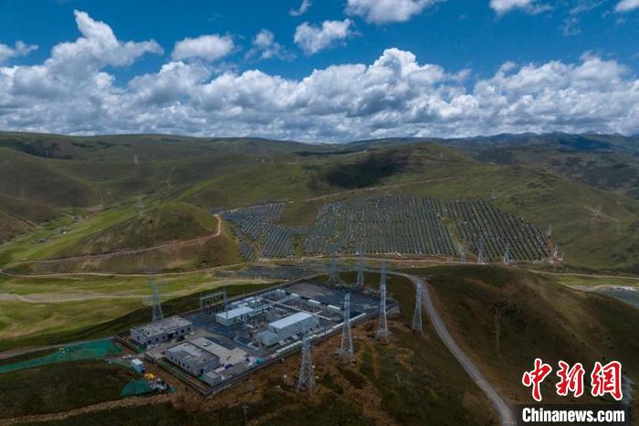 航拍建成投運的柯拉一期光伏電站升壓站?！⒅铱?攝