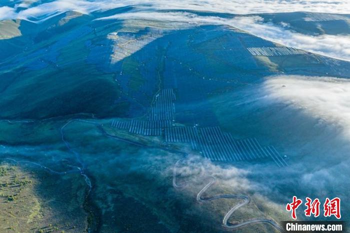 云霧下的柯拉一期光伏電站場一角?！⒅铱?攝