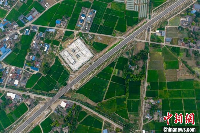 空中俯瞰綿竹牽引變電所和川青鐵路成黃段鐵路線?！⒅铱?攝