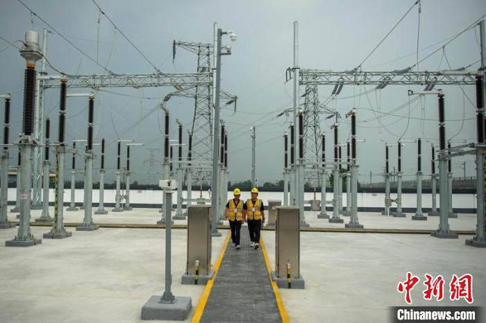 工作人員正在綿竹牽引變電所內(nèi)巡查設(shè)備受電運行情況。　劉忠俊 攝