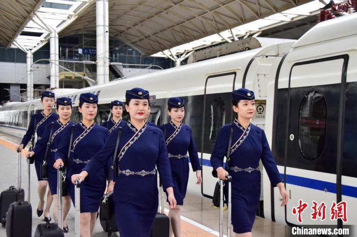 圖為青藏鐵路西格段“復(fù)興號(hào)”動(dòng)車組乘務(wù)員新制服亮相?！|科力加 攝