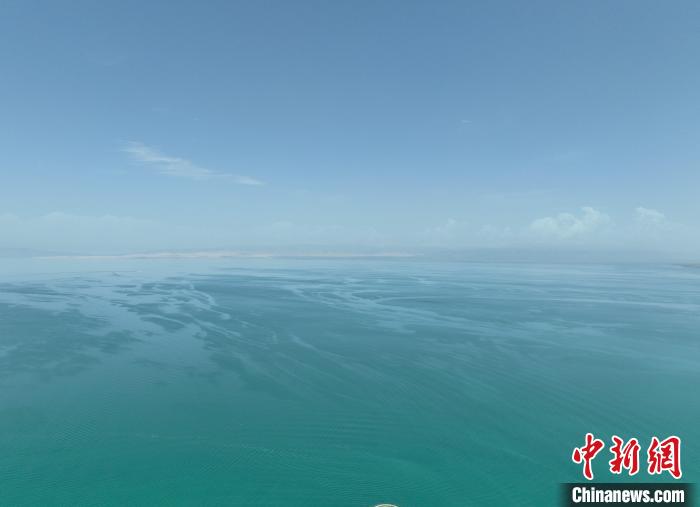 圖為航拍仲夏時節(jié)，青海湖水天一色。　祁增蓓 攝