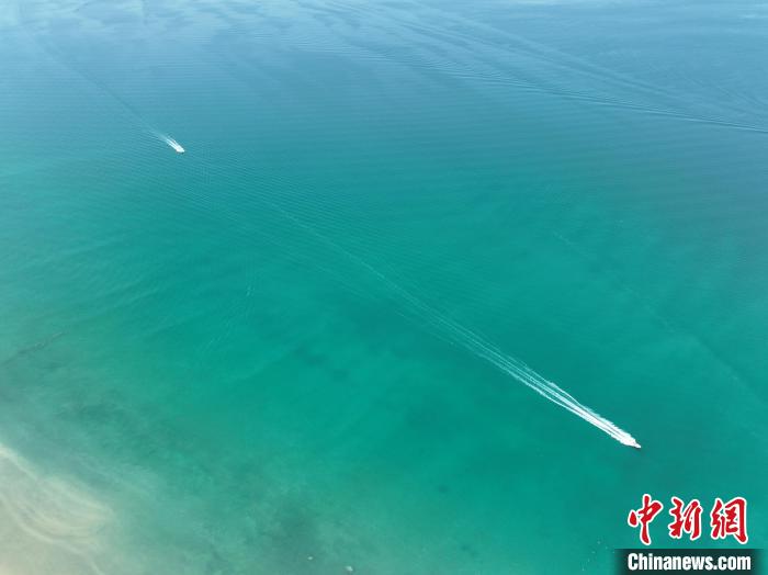 圖為航拍仲夏時節(jié)，青海湖湖水碧波蕩漾?！∑钤鲚?攝