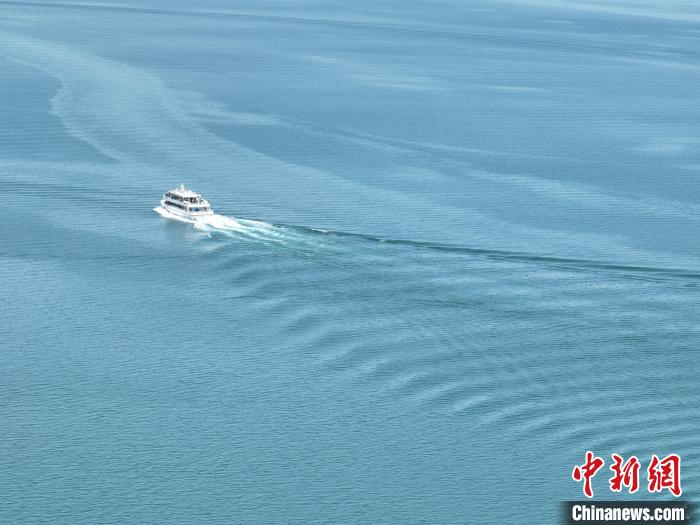 圖為航拍仲夏時節(jié)，青海湖湖水碧波蕩漾?！∑钤鲚?攝