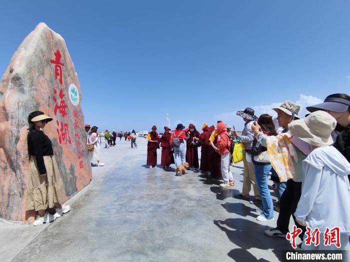 圖為航拍青海湖美景引游客拍照打卡?！∑钤鲚?攝