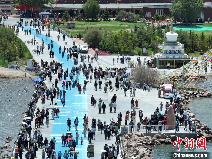 圖為航拍青海湖二郎劍景區(qū)游客眾多?！∑钤鲚?攝