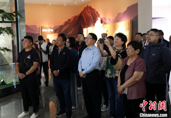 圖為臺(tái)商參訪祁連山國家公園生態(tài)科普館?！⊙Φ?攝