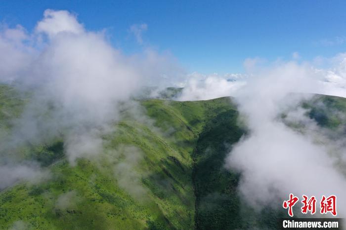 航拍賽來(lái)塘鎮(zhèn)山間云霧繚繞。　馬銘言 攝