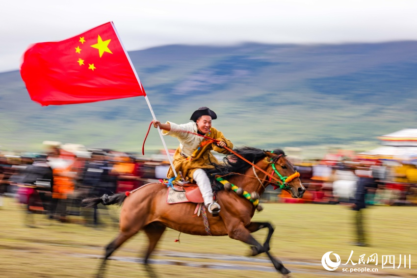 馬術(shù)表演現(xiàn)場。洛絨尼瑪攝
