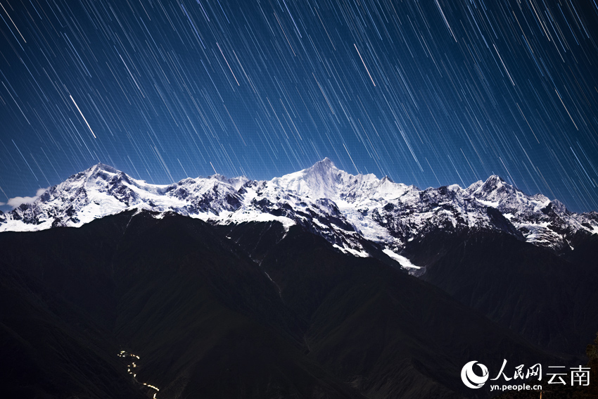 梅里雪山“星河流淌”奇觀。趙一舟攝