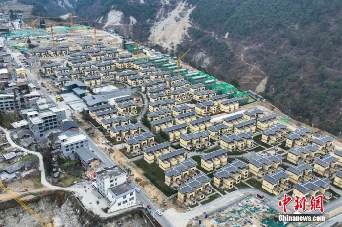 圖為2月1日，瀘定磨西鎮(zhèn)震后重建的安置小區(qū)。(無人機(jī)照片)<a target='_blank' href='/'><p  align=