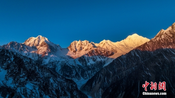圖為2月1日，清晨陽光照在貢嘎雪山上，出現(xiàn)“日照金山”景觀。(無人機(jī)照片)<a target='_blank' href='/'><p  align=