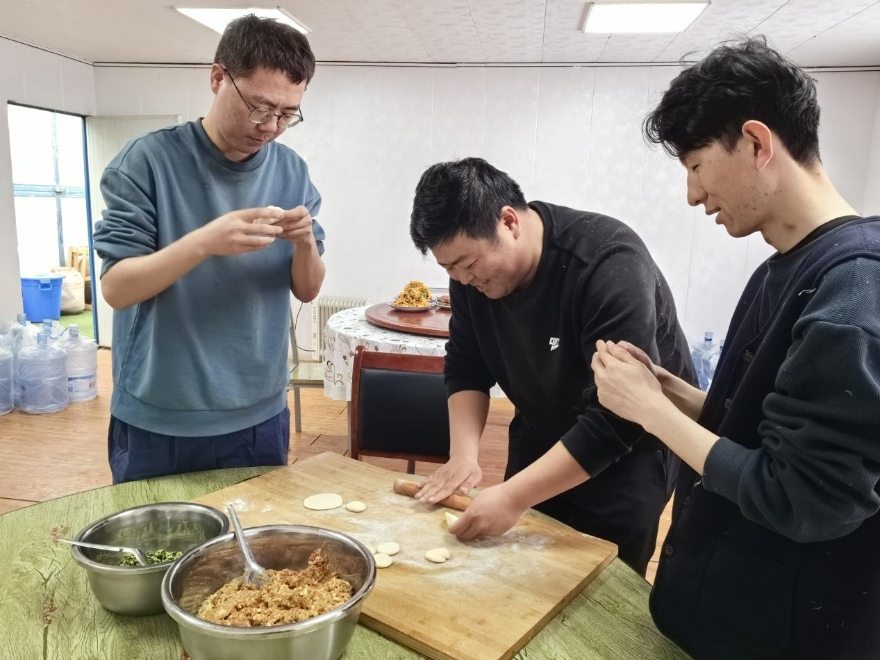 項目部里包餃子。王元明攝