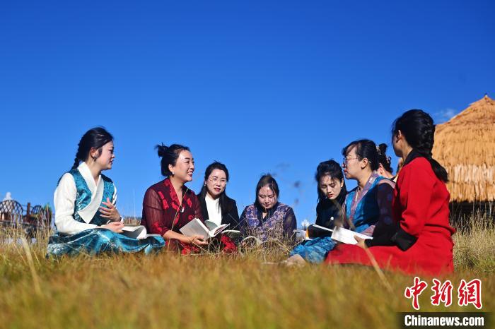草原深處的“書香甘南”：藏族女性閱讀分享中帶來力量