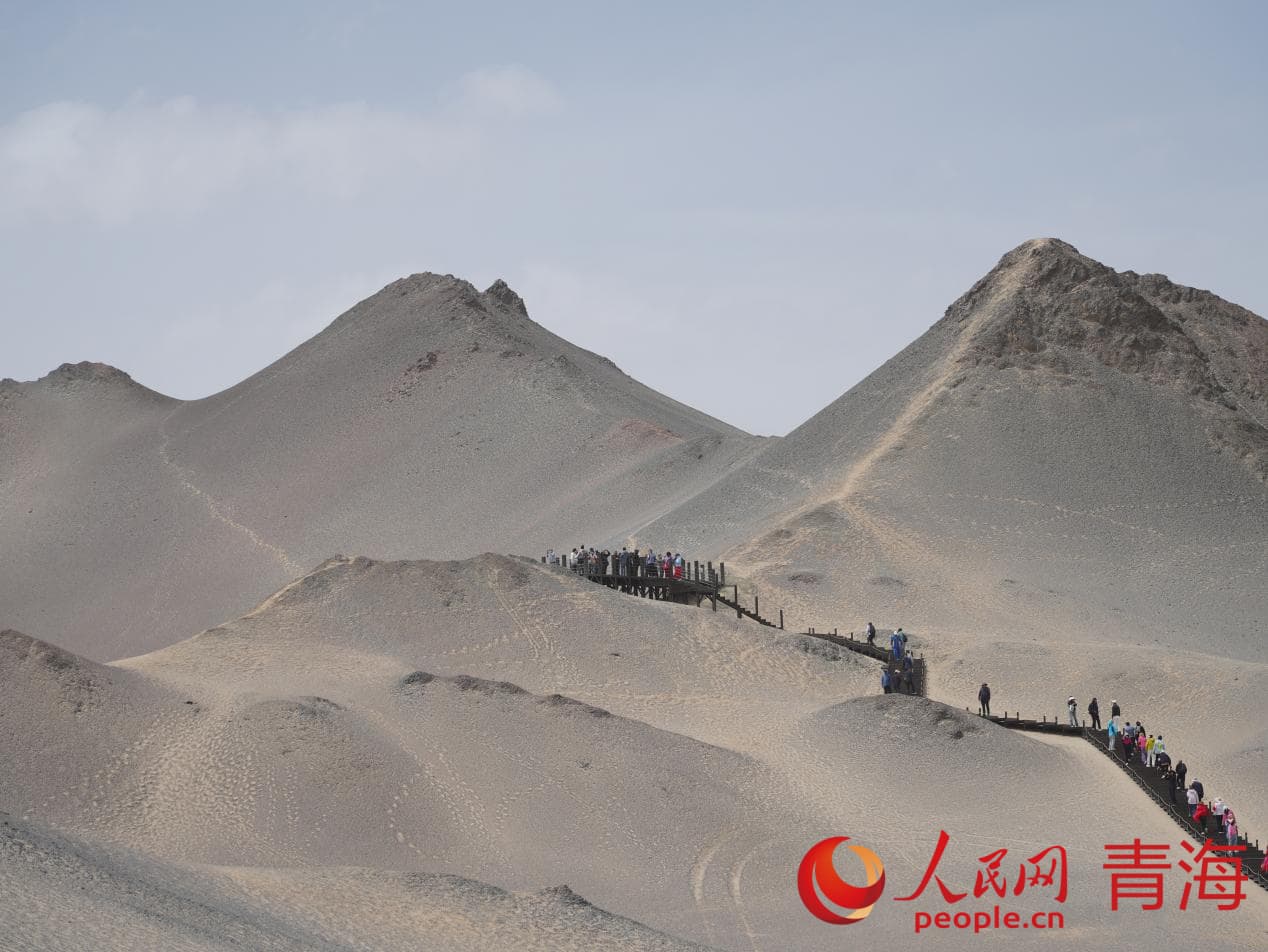 游客游覽黑獨山。人民網(wǎng) 況玉攝