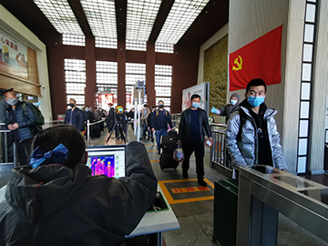 拉薩火車站工作人員對(duì)出站旅客進(jìn)行紅外線測(cè)溫。趙越拍攝.jpg
