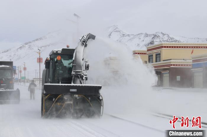 圖為該支隊官兵正在清理路面積雪?！《崦刺?攝