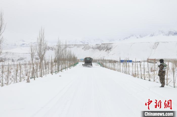 圖為救援官兵正在緊急清理路面積雪?！《崦刺?攝
