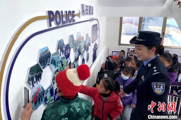 山南邊境管理支隊(duì)勒布邊境派出所舉行警營(yíng)開放日活動(dòng)，邀請(qǐng)駐地民眾進(jìn)警營(yíng)，了解民警工作生活。　莊冀 攝