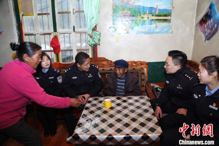 亞東出入境邊防檢查站民警走訪慰問轄區(qū)困難群眾?！堄陱?qiáng) 攝