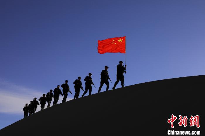 日喀則邊境管理支隊(duì)幾腳橋邊境檢查站民警在轄區(qū)開展巡邏工作?！↓埿▲P 攝