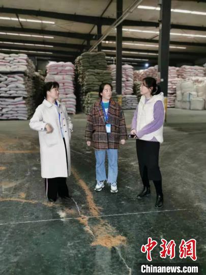 圖為次仁措姆(中)正在開展街道工作。<a target='_blank' ><p  align=