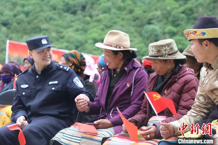 圖為李陽副所長(前排左一)與卓嘎、央宗姐妹共同參加愛國主義教育活動。　德吉 攝