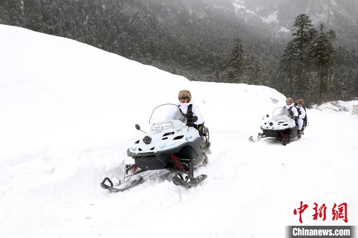 圖為雪地摩托車開(kāi)路。　薛金博 攝