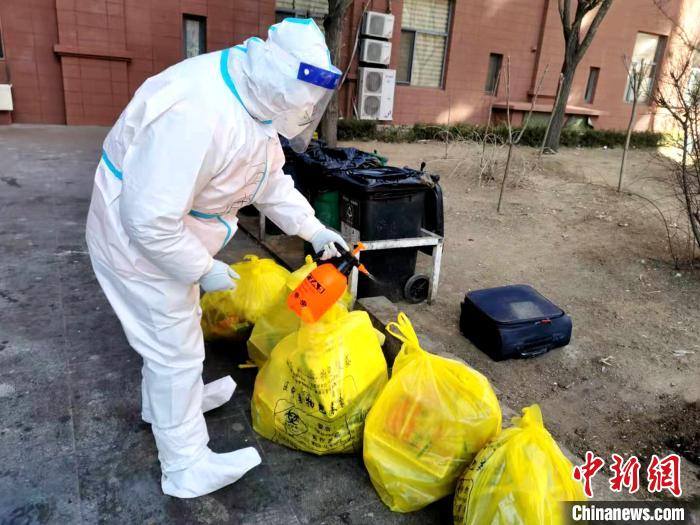 給垃圾做消殺?！¤F西區(qū)委宣傳部 攝