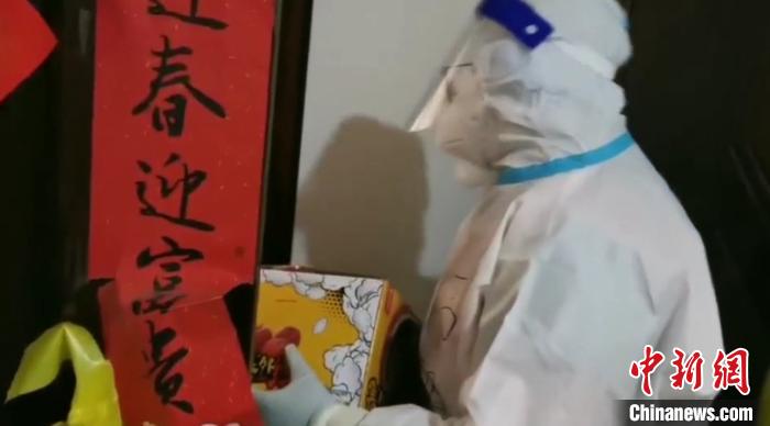為封閉在家居民送快遞?！¤F西區(qū)委宣傳部 攝