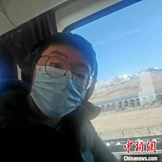 1月8日在西藏那曲開往拉薩火車上?！∈茉L者供圖 攝