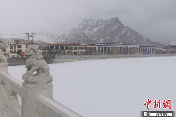 圖為2月5日傍晚時(shí)分的西藏阿里獅泉河鎮(zhèn)雪景。　王世才 攝