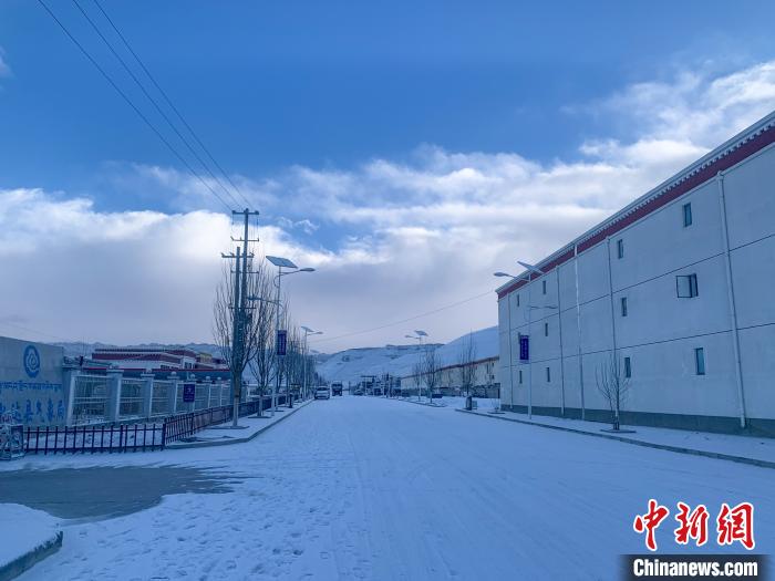 圖為西藏札達(dá)縣街道被積雪覆蓋?！?qiáng)久 攝