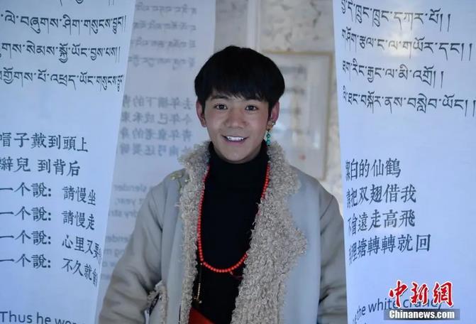 圖為丁真在理塘勒通古鎮(zhèn)倉央嘉措微型博物館里留影。<a target='_blank' ><p  align=