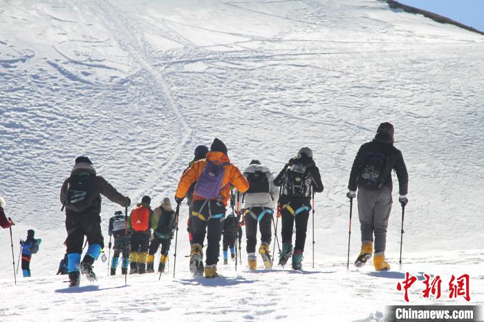 圖為2019年，普通民眾在洛堆峰體驗登雪山活動。資料圖 趙朗 攝